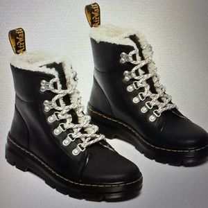 Dr Martens Combs lace up boot with box. Women’s Size 6 US. EUC. Docs